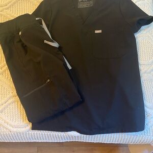 FIGS Women’s Scrub Set